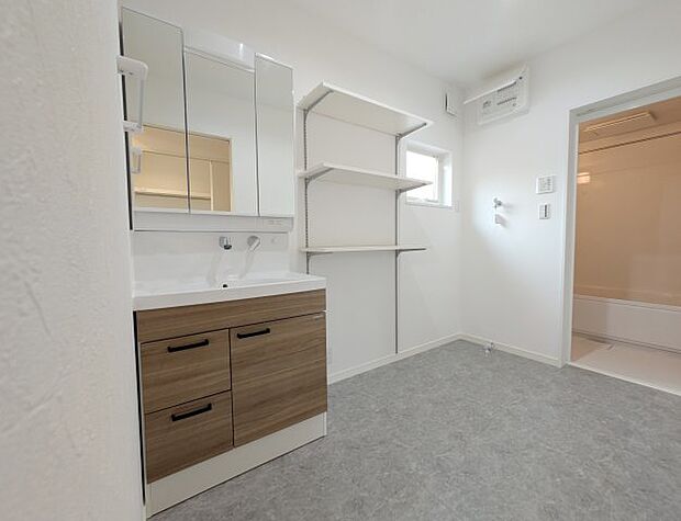 【独立洗面台】使いやすいシンプルなデザインの三面鏡洗面台。身支度時にうれしい機能性や収納力もしっかりと備えてます。