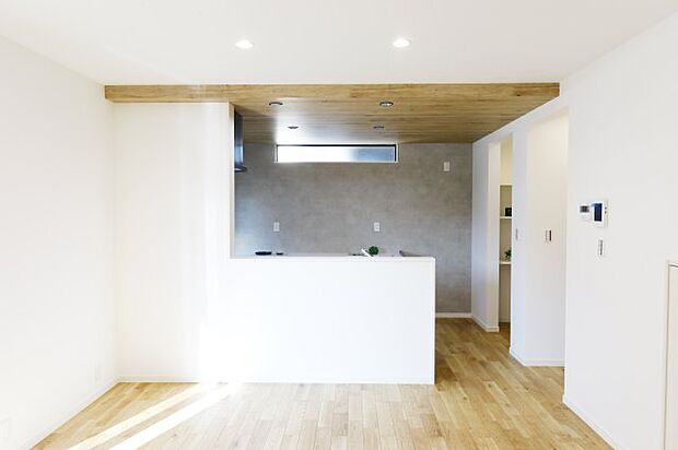 【居間・リビング】【LDK】 17.2帖のLDK!折り下げ天井を設置することで、お部屋の雰囲気を一気にオシャレになります〇