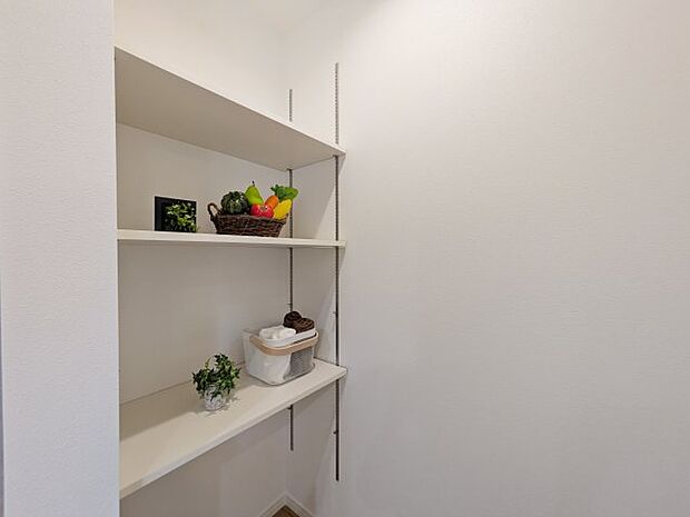 【収納】【キッチン】 キッチン横のパントリー♪ キッチンがスッキリ片付きます♪