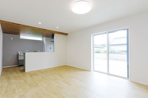 【居間・リビング】南リビングは、暖かい日差しが入り気持ちの良い朝を迎えることができます。 キッチンから全体を見渡せるLDKは、料理中の会話も進みます☆