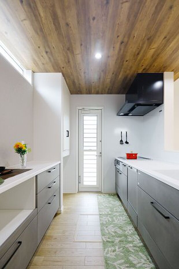 【キッチン】勝手口があるので便利です♪