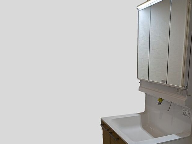 【独立洗面台】三面鏡タイプの洗面台。鏡の裏は収納スペース。石鹸置場など工夫された設計。シンク下も収納できます。
