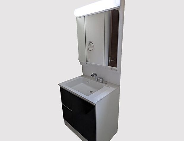 【独立洗面台】同仕様写真。三面鏡タイプの洗面台。鏡裏は収納スペース。インナーホース式のシャワーノズル。シンク下も収納できます。