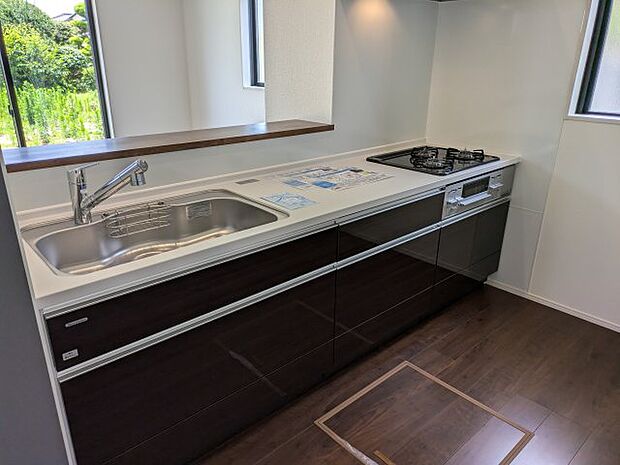 【キッチン】家族とコミュニケーションがとりやすい対面式キッチン♪キッチンからリビング全体を見渡すことができます!