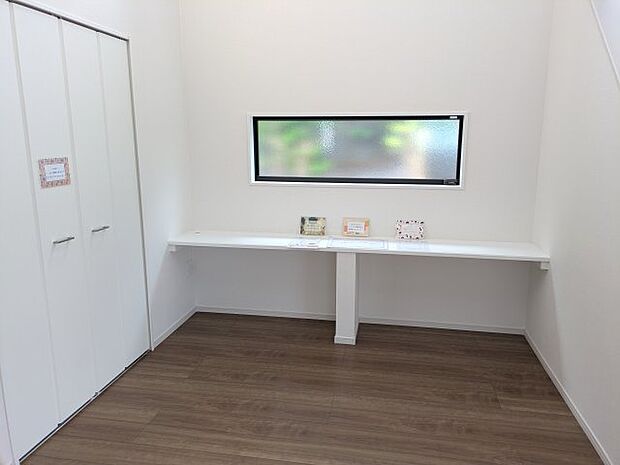 【居間・リビング】キッチン横のスタディーカウンター付きユーティリティースペース♪上部吹抜♪
