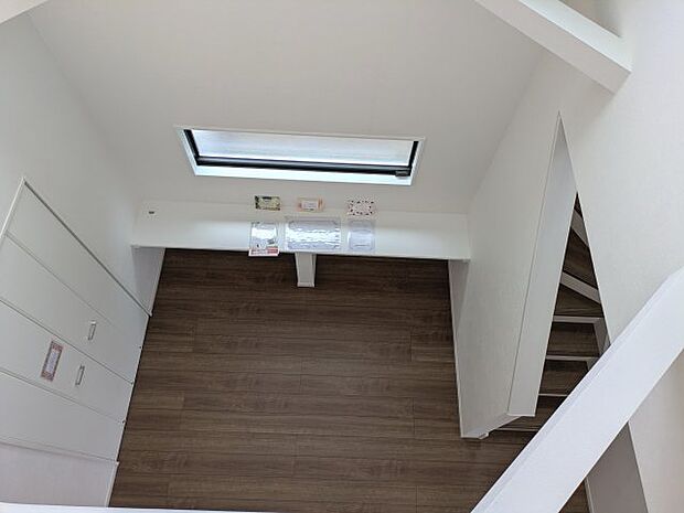 【内装】2階ホールから見た1階ユーティリティースペース。