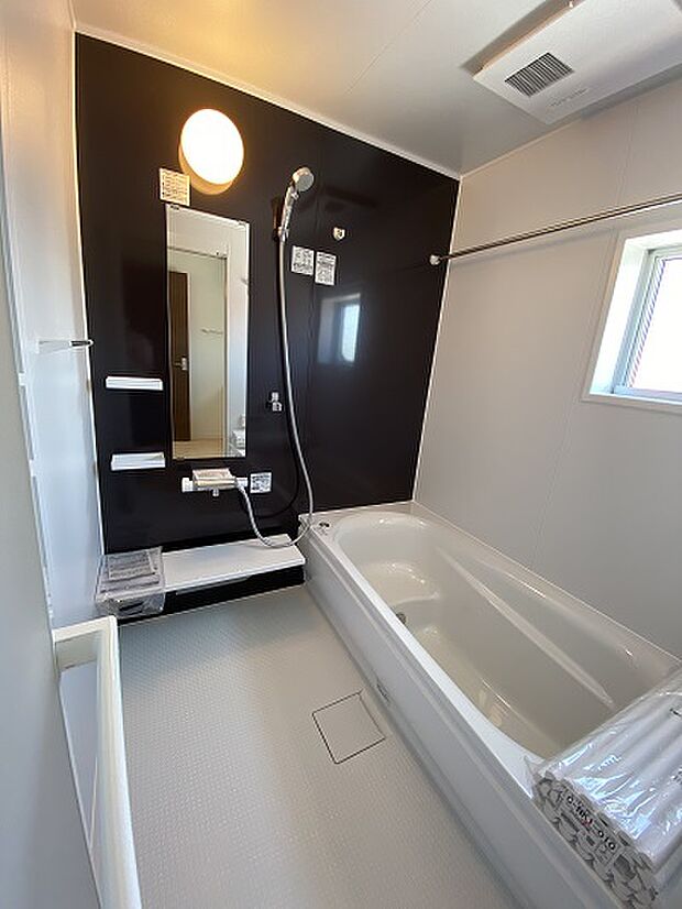 【風呂】同仕様写真。バリアフリー設計の浴室。床は水はけが良くカビにくく滑りにくい。浴槽内ベンチ有。浴室乾燥暖房機付。