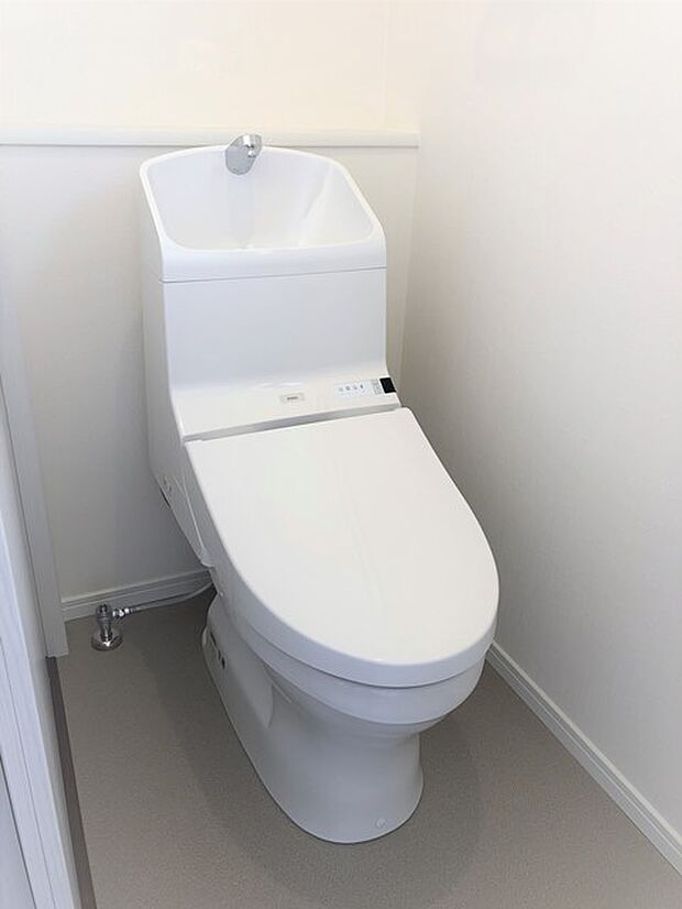 【トイレ】多機能で使いやすくお手入れしやすい工夫が詰まったトイレを採用。キレイを保て節電節水効果も有。※同仕様写真。