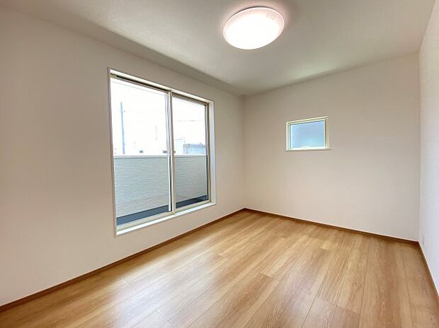 【洋室】２階に洋室が４部屋(6.5帖・６帖・５帖・4.5帖)。2面に窓があるので換気も十分にできます！　　※同仕様写真。