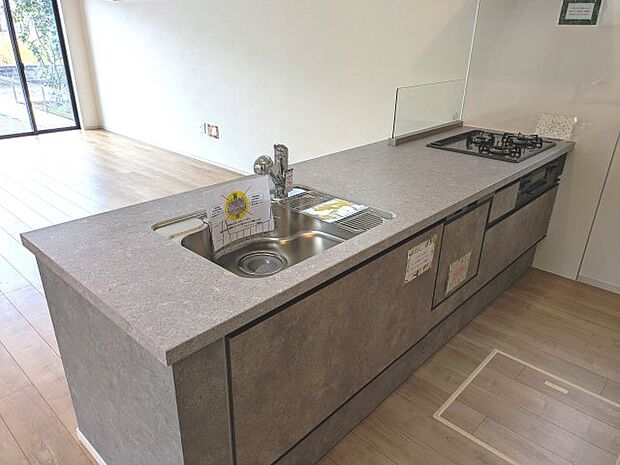 【キッチン】リビング全体を見渡せるキッチンです♪