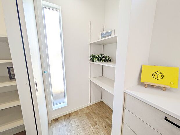 【収納】キッチン横のパントリー♪玄関からも入れます!