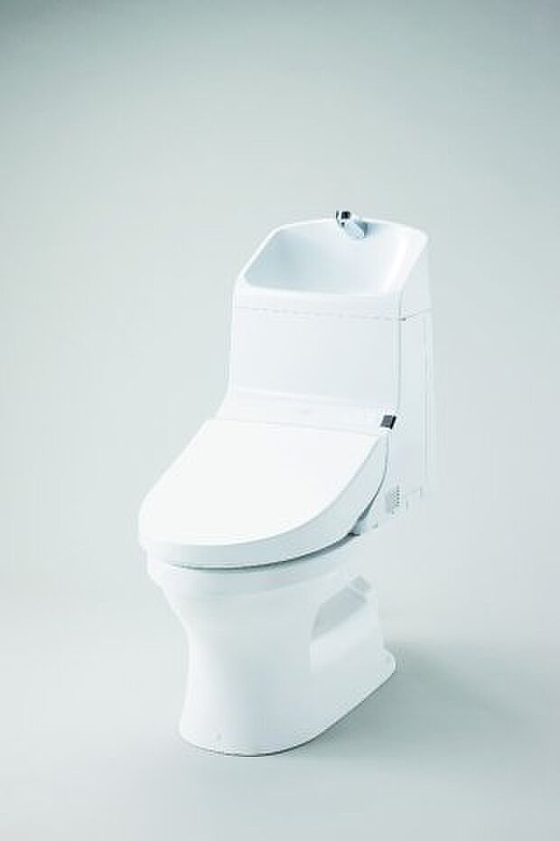 【トイレ「ZJ」TOTO】【同一仕様】ウォシュレット一体型の便器のトイレ。防汚効果の高いクリーン樹脂は、汚れをはじくので、サッとひと拭きでお掃除できます。タンク上部は深ひろボウルなので、水はねしにくく、気持ちよく手洗いできます。水を流すときはトルネード洗浄になっており、少ない水で効率的に汚れを流せます。便器のふちを含めタンクから便座まで凹凸が少ないので、ラクにお手入れができます。※実際のものとは異なります。
