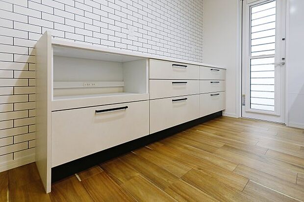 【キッチン】カップボード付きのキッチン♪ 勝手口もあります♪