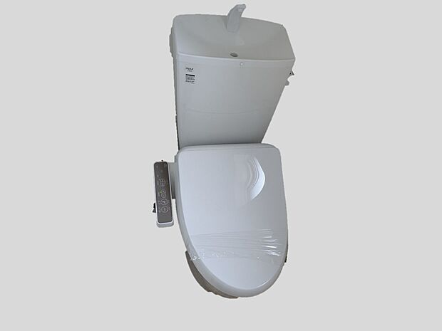 【トイレ】同仕様写真。ウォシュレット機能やセンサー感知でフタが自動開閉する機能などの多機能トイレ。汚れにも考慮した設計。