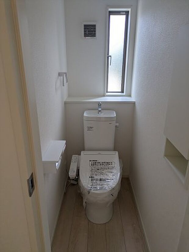 【トイレ】ウォシュレット機能やセンサー感知でフタが自動開閉する機能などの多機能トイレ。汚れにも考慮した設計。