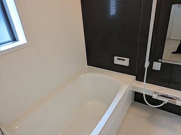 【風呂】床は水はけが良く、キレイで滑りにくい。節水効果有のシャワーヘッド。浴槽内ベンチ有。浴室乾燥暖房機付。