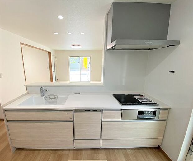 【キッチン】【キッチン】※同仕様写真。 ホーロー加工のキッチン。お子様とお料理するにもゆとりがあります♪傷がつきにくいのも特徴♪