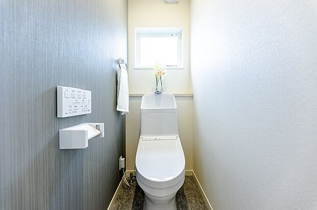 【トイレ】【トイレ】※同仕様写真。 多機能で使いやすく、お手入れしやすい工夫が詰まったトイレを採用。キレイを保て節電節水効果も有。