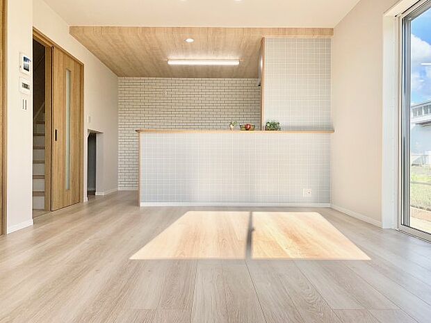 【居間・リビング】【1階 16.5帖LDK】※同仕様写真。 キッチンには2ヵ所のパントリーあり♪パントリーは、小物が多いキッチンに最適!扉付きで転倒防止になり、すっきり隠せます。