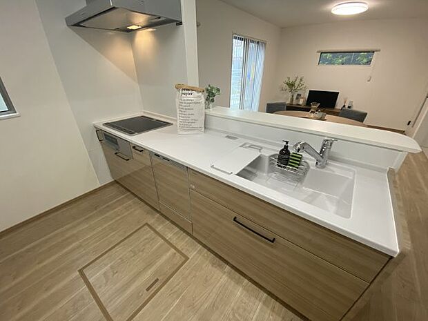 【キッチン】【キッチン】※同仕様写真。 ホーロー加工のキッチン。お子様とお料理するにもゆとりがあります♪傷がつきにくいのも特徴♪