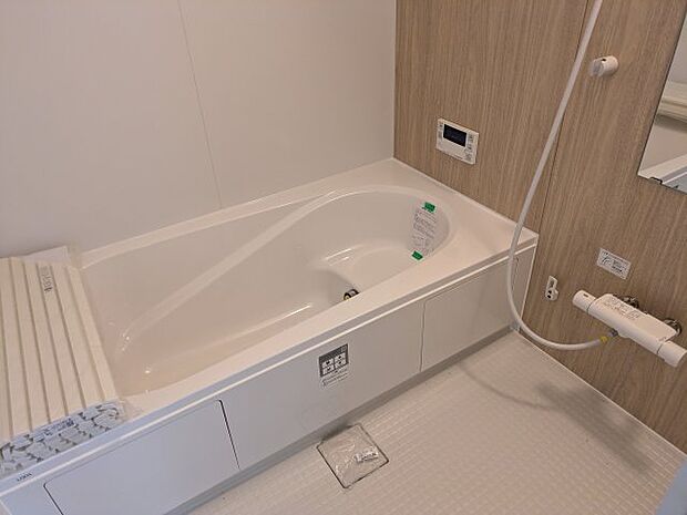 【風呂】同仕様写真。ゆったりとした広さ、デザイン性に優れた浴槽は1日の疲れをとってくれます。ベンチ付きで半身浴も♪