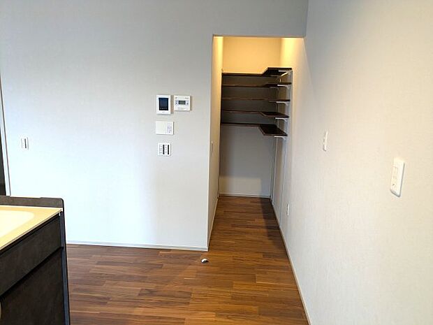 【キッチン】【パントリー】キッチン横の１帖のパントリー