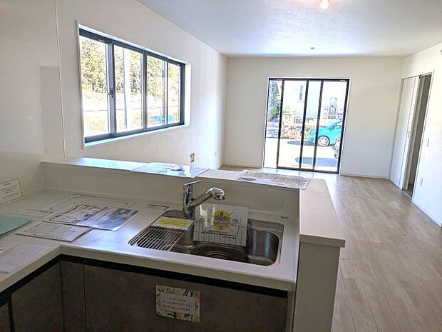 【キッチン】リビング全体を見渡せるキッチンです♪