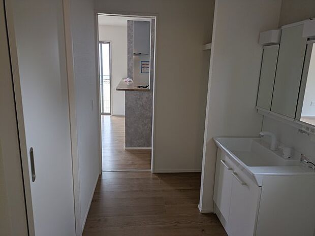 【独立洗面台】9号棟 お手入れしやすく使いやすい3面鏡付きの洗面台。横にはランドリースペースも完備されており家事動線良好◎