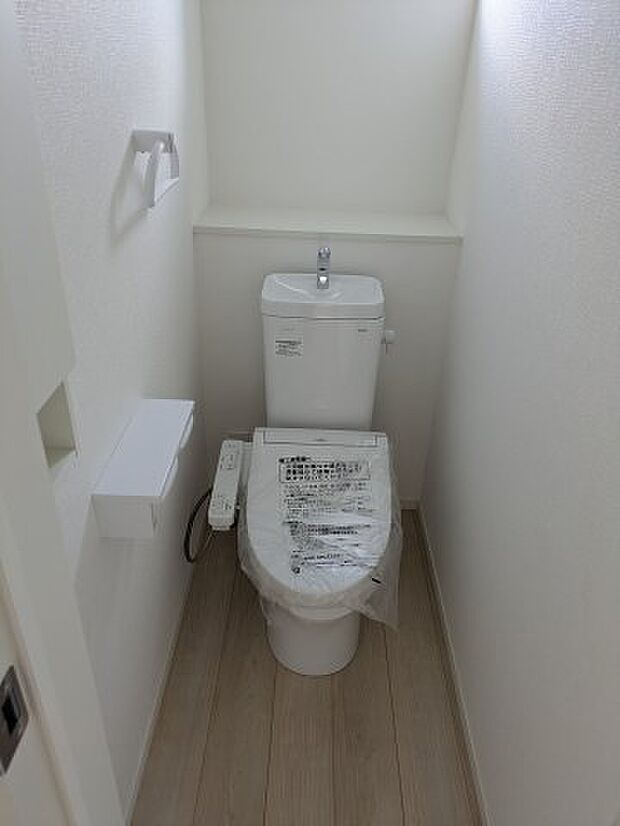 【トイレ】ウォシュレット機能やセンサー感知でフタが自動開閉する機能などの多機能トイレ。汚れにも考慮した設計。