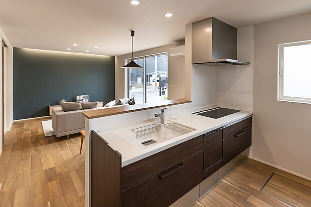 ◆2号地　キッチン◆
リビング全体を見渡せる開放的なキッチン。
トリプルワイドIH完備で、料理もゆったり広々♪
水回りの動線にも配慮されており、洗濯や料理など家事がスムーズに行える間取りです。