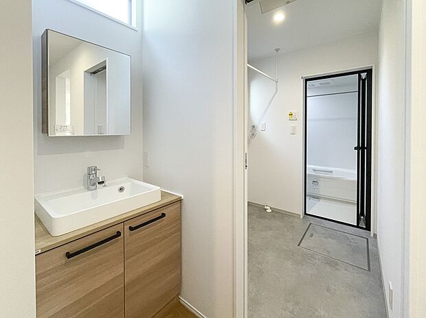 ◆洗面室◆
洗面と脱衣のスペースを分けているので、プライバシーが確保されやすく、来客の方にも脱衣室を見られるということもありません。脱衣室では室内干しも可能！