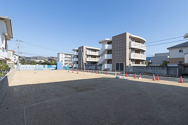 『ストークガーデン伊島町』
建築条件付の全6区画の分譲地。