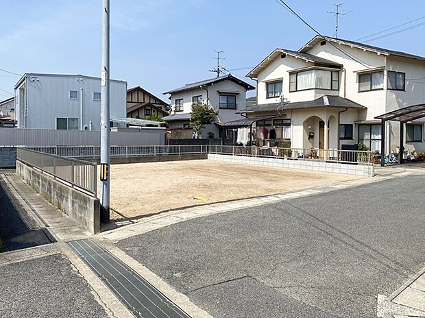 ◆現地写真◆
周辺は落ち着いた住宅街なので、静かな環境でゆったりと暮らしが実現します。