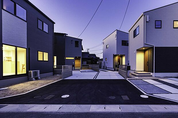 【◆現地街並み夜景写真◆】落ち着いた雰囲気の街並みの夜景。
美しい照明設計が映える、夜の住まい風景です。
