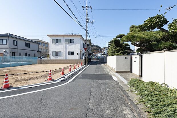 【◆前面道路◆】北側：市道　伊島町33号線　約4.5m
