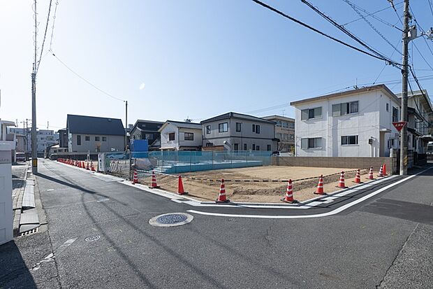【◆前面道路◆】北側：市道　伊島町33号線　約4.5m　／　東側：市道　伊島町34号線　約4ｍ