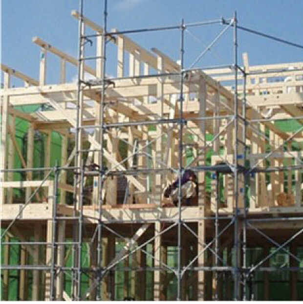 【【構造躯体】】構造部材は、提携工場で一括生産・加工します。
最新の設備が精度の高いプレカット材を生み出します。