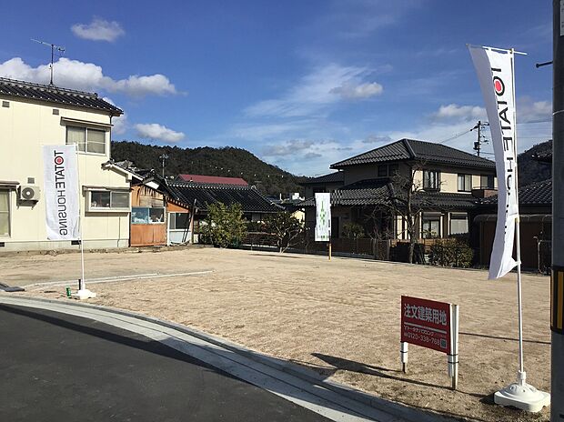 【【フロンティアコート亀山-No.2】】前面道路より撮影　(2023年1月中旬撮影)