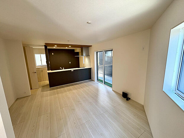 【11号棟】開放感あふれる空間に！どちらの居室にも大きな窓がある為、リビング全体が明るい陽光に包まれます。　