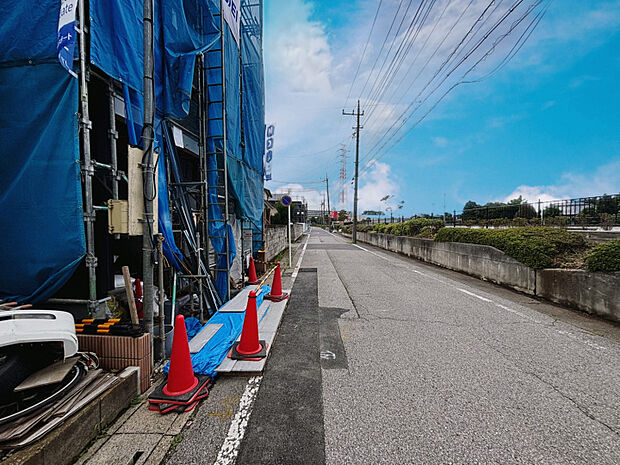 現地前面道路写真（8.23撮影）　