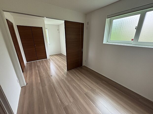 ２階の洋室は間仕切りを開けると広々９帖のお部屋に！お子さんが小さい時は思いっきり遊べる子供部屋に、大きくなったら、２つに分けて個室として使えます。