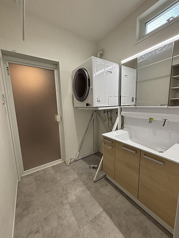 【洗面室】2帖サイズの洗面脱衣室。ガス衣類乾燥機「乾太くん」とドラム式洗濯機つきでお引渡しいたします!