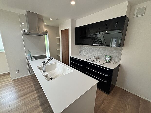 【キッチン】一条工務店スマートシリーズのキッチン。鏡面仕上げの美しいキッチンです。吊戸棚の下に施工されているタイルがおしゃれ。