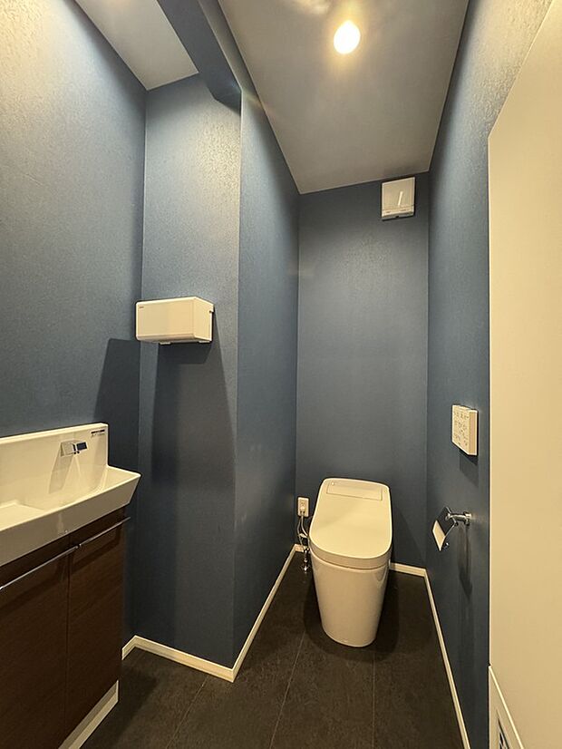 【1階トイレ】トイレにも床暖房が入っていて、冬でも寒さ知らず。タンクレストイレに加え、手洗い・埋め込み収納もあります。