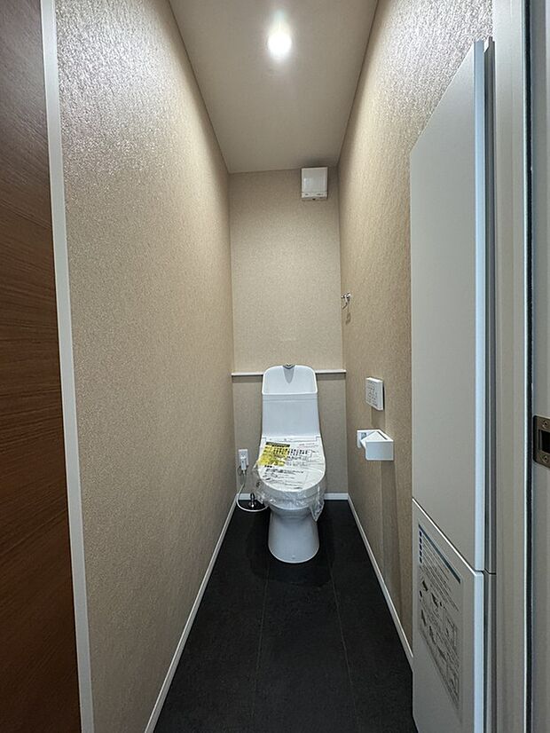 【2階トイレ】2階のトイレにももちろん床暖房あり。埋め込み収納で掃除道具やトイレットペーパーのストックも置けます。