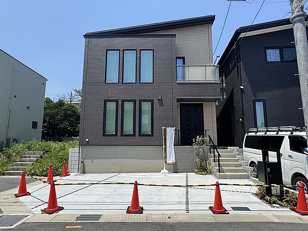 【外観】車3台(車種による)とめられるので、お友達やご親戚が来られるときも便利。