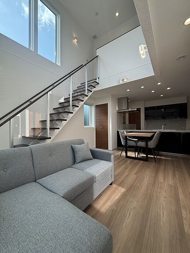 【リビング】高い天井で開放感あふれるリビング。ソファ・TV備え付けだから、すぐに住めます!