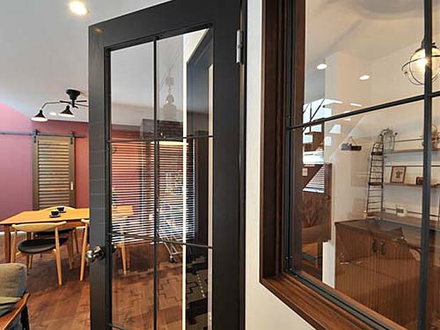 【プラン例】　　　　　　　　　　　　　　　　　
玄関からリビング側へとつながる動線は重圧感のあるアンティークな風合いのドアを採用。
