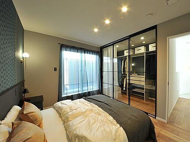 【プラン例】
見せる収納としてお洒落にディスプレイが出来るウォークインクローゼット。寝室全体を広く見えるよう設計しています。