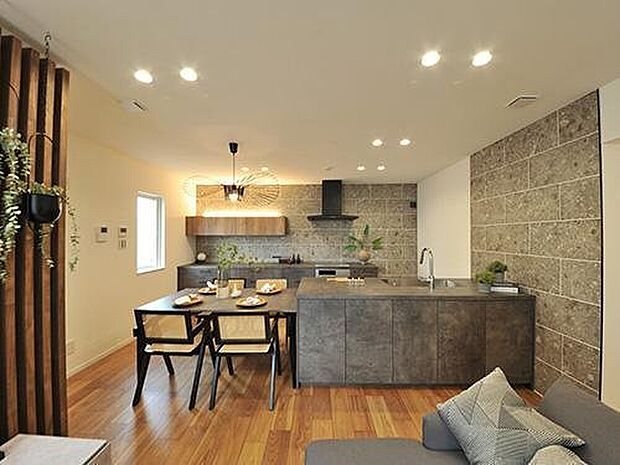 【プラン例】
小窓を設けることで、天気や光によって表情を変える大人気のキッチン。モダンで都会的な雰囲気を漂わせるグラフテクトのデュエを採用しました。